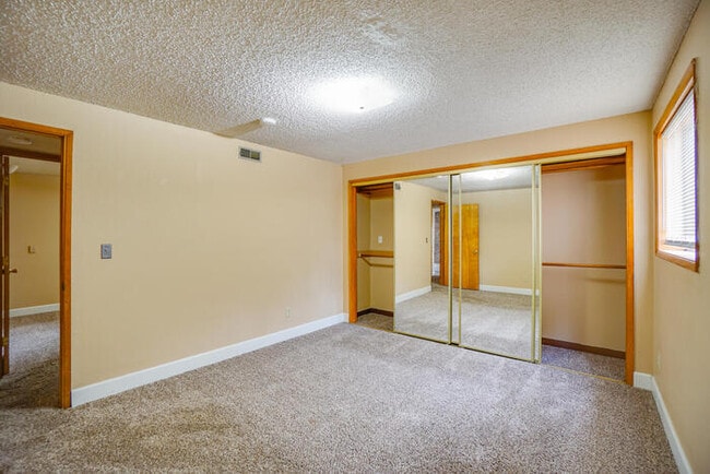 Building Photo - FOUR BEDROOM SPLIT LEVEL IN SALMON CREEK