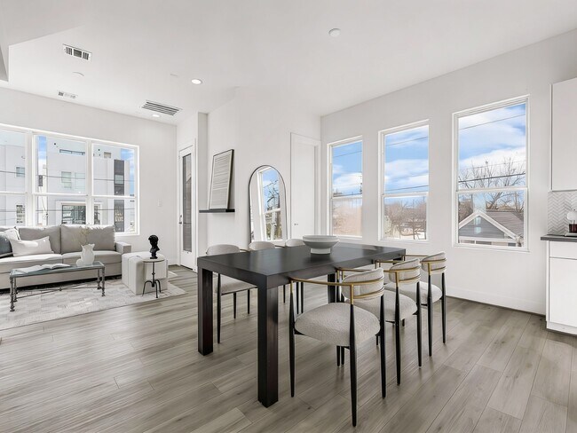 Building Photo - 3313 Baer St