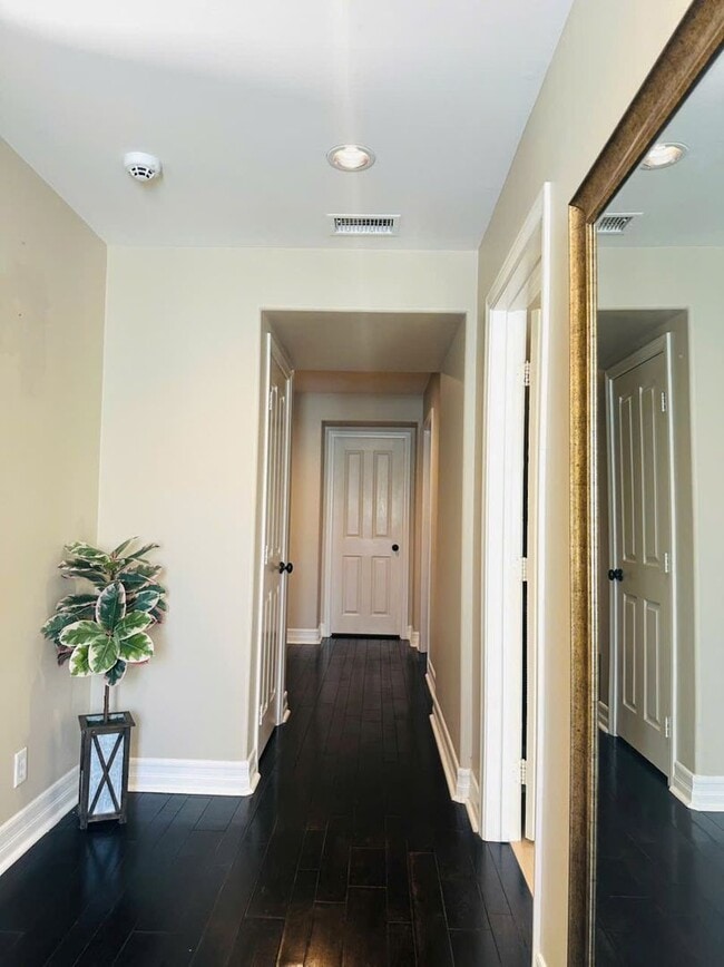 Building Photo - Single House Irvine