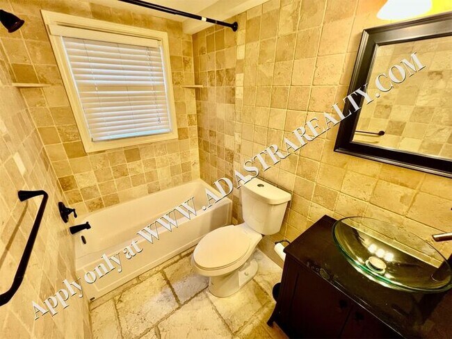 Building Photo - Beautiful 4 Bed 3.5 Bath Home in Fairway-Available NOW!!