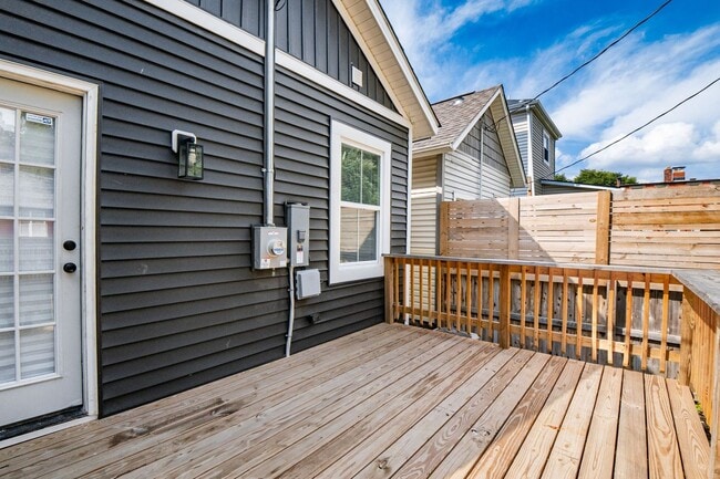Building Photo - Stunning Renovation on the Near East Side!
