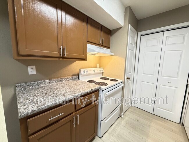 Building Photo - 2150 N Sherwood Forest Dr