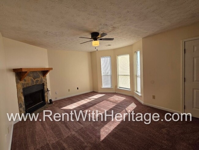 Building Photo - Amazing 3 bedroom, 2.5 bath townhome/ Great Roommate Floorplan / Great Location