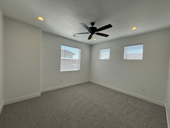 Building Photo - Woodland Estates Townhome! - END UNIT!!