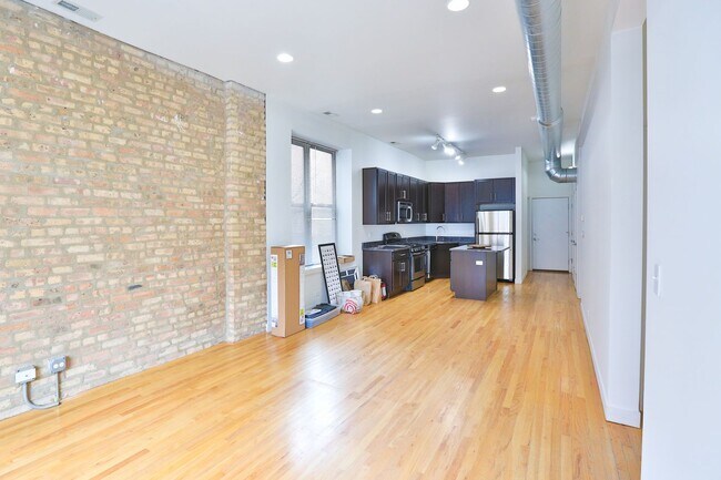 Building Photo - Amazing Noble Square Large (1600 s.f.) 3 Bedroom 2 Bath Duplex