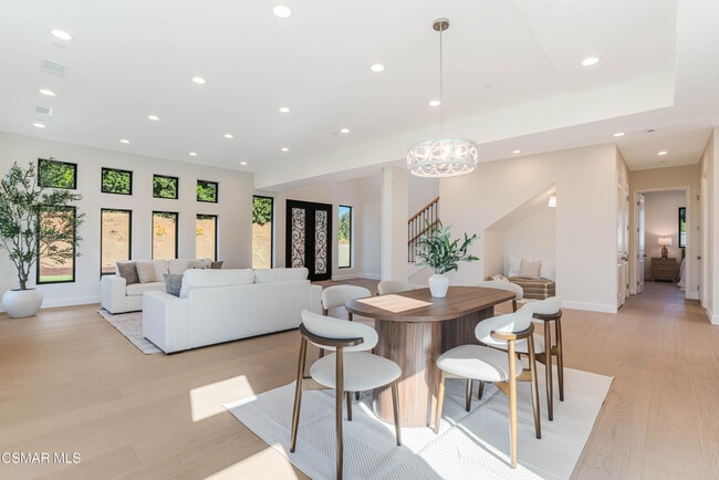 Building Photo - 252 Capri Dr