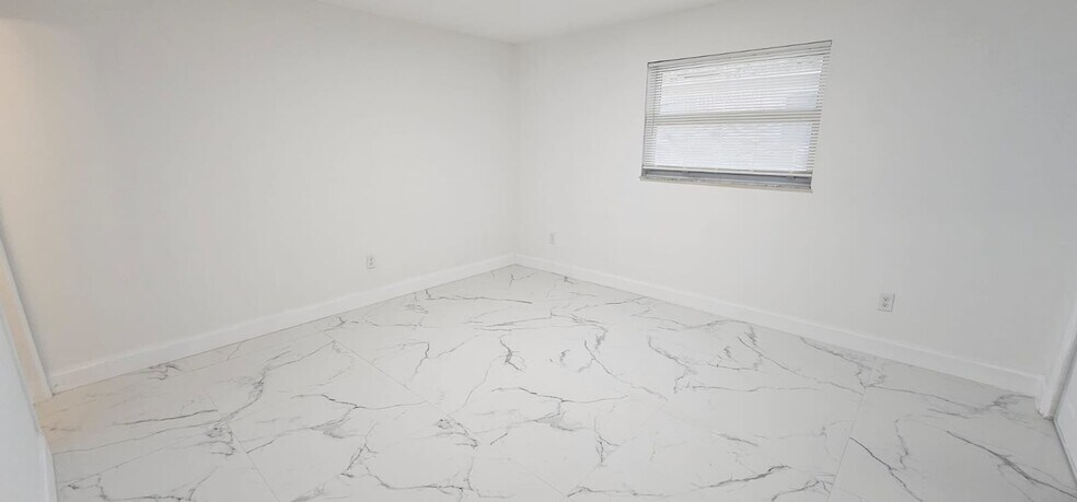 Building Photo - 133 SE 2nd Ave