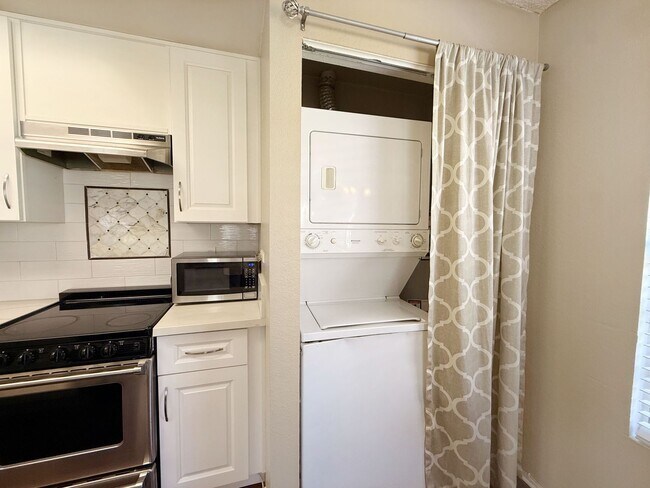Building Photo - Spacious Studio Unit in Eastlake w/ AC!