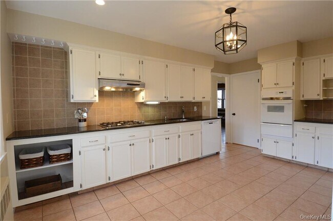 Building Photo - 4 Knollwood Rd