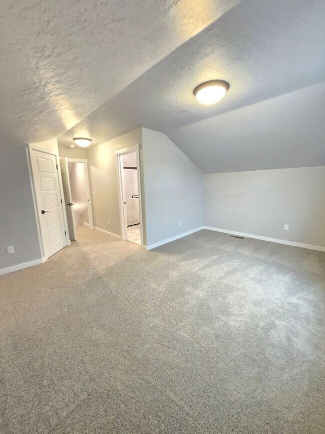 Building Photo - Elegant Nampa Home