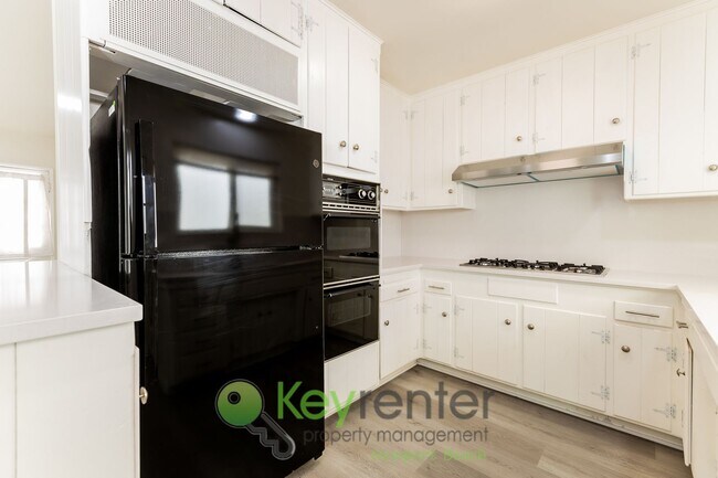 Building Photo - Bright & Beachy One-Bedroom Condo in San C...