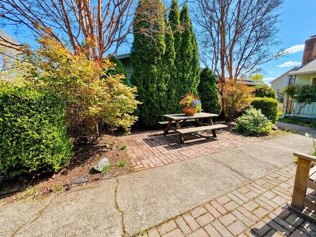 Building Photo - Spacious 2 Bedroom 1 Bathroom Unit Located in a Great Area Just a Few Blocks From The Hawthorne D...