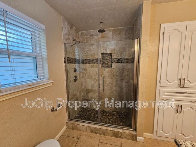 Building Photo - 216 Wesley Dr
