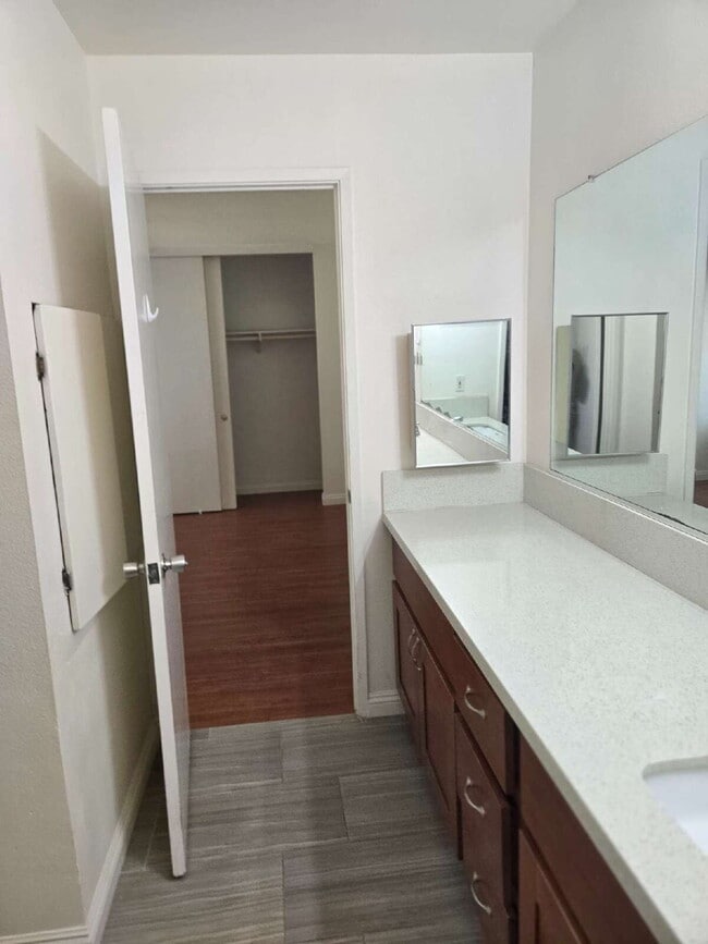 Building Photo - Spacious 3-bed, 2-bath condo is located in the heart of UTC, right on the UCSD bus line! It featu...