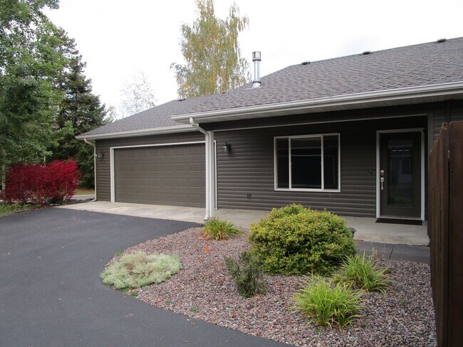 Building Photo - 2 bedroom Townhome close to Whitefish Lake Golf Course
