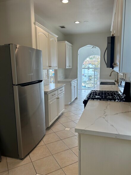 Kitchen - 6418 W 6th St