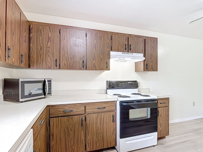 Building Photo - Spanish-Style 3 Bedroom, 2.5 Bath Mediterranean Rooftop Townhouse – Basic Cable & Wi-Fi Included!