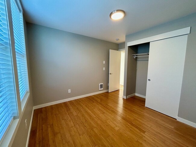 Building Photo - New Holly Townhouse