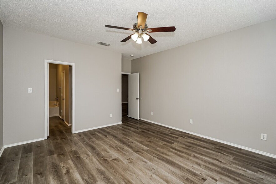 Building Photo - 7213 Park Creek Cir W