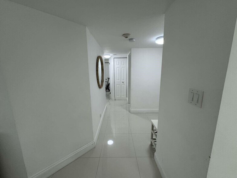 Building Photo - 1915 Brickell Ave