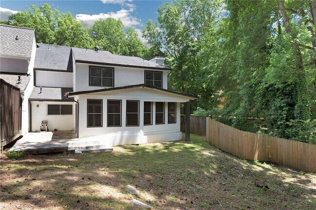 Building Photo - 1452 Briaroaks Trail NE