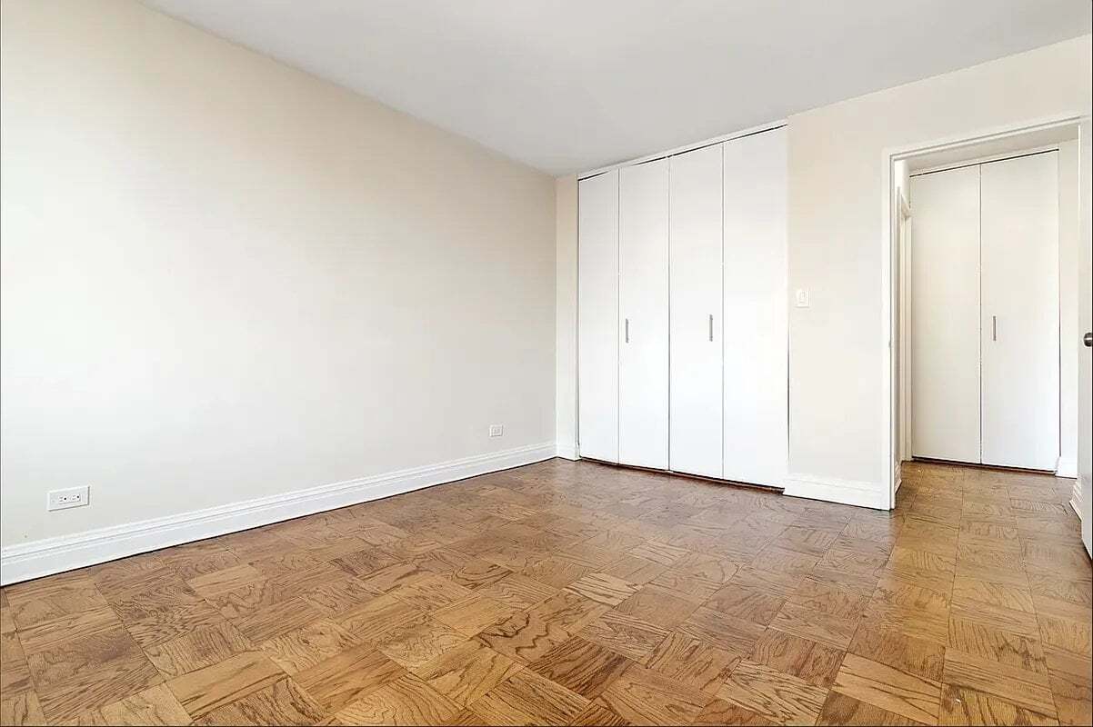 Building Photo - 310 W 94th St