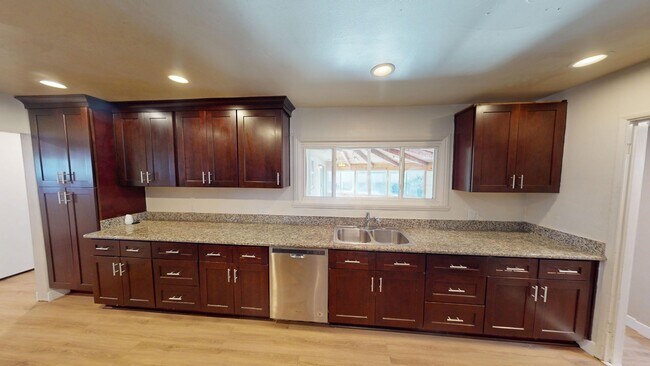 Building Photo - 8BD/3BA, Lots of Parking! (Lease out, pend...