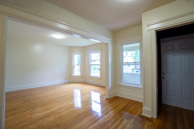 Building Photo - 833 Sumner Ave