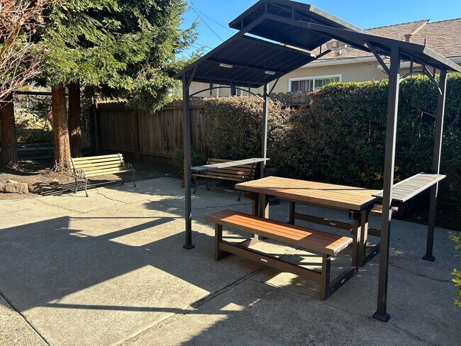 Building Photo - Updated San Leandro apartment!