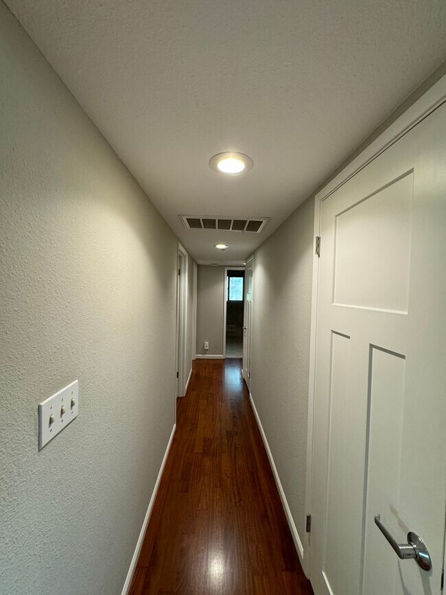 Building Photo - Gorgeous Single Level Home with Pool in Al...