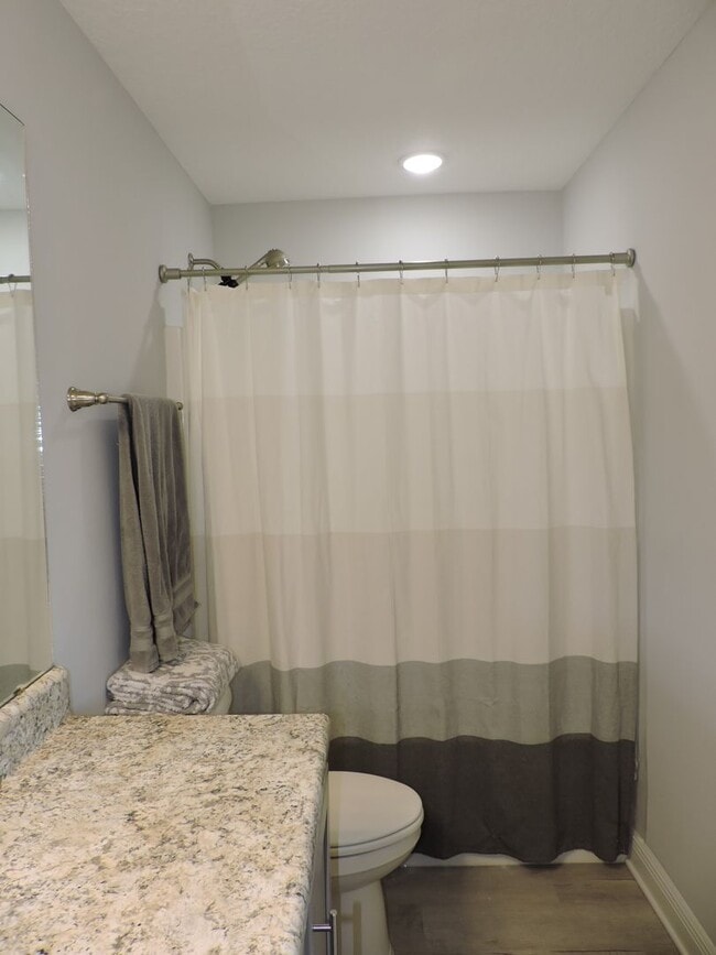 Building Photo - Easy access to interstate, shopping & Navy...