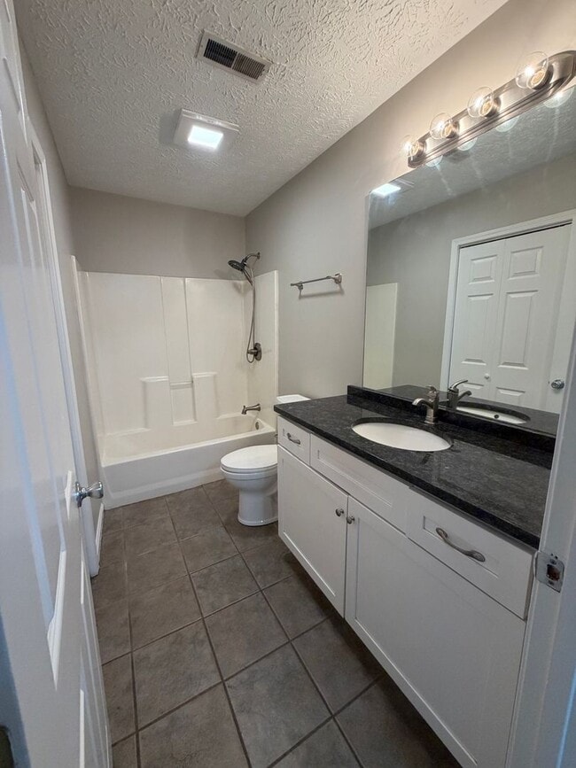 Building Photo - Spacious 2-Bedroom Townhouse with Garage