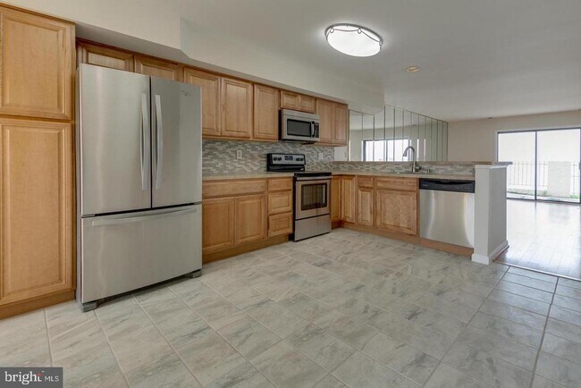 Primary Photo - 11 Queen Elizabeth Ct