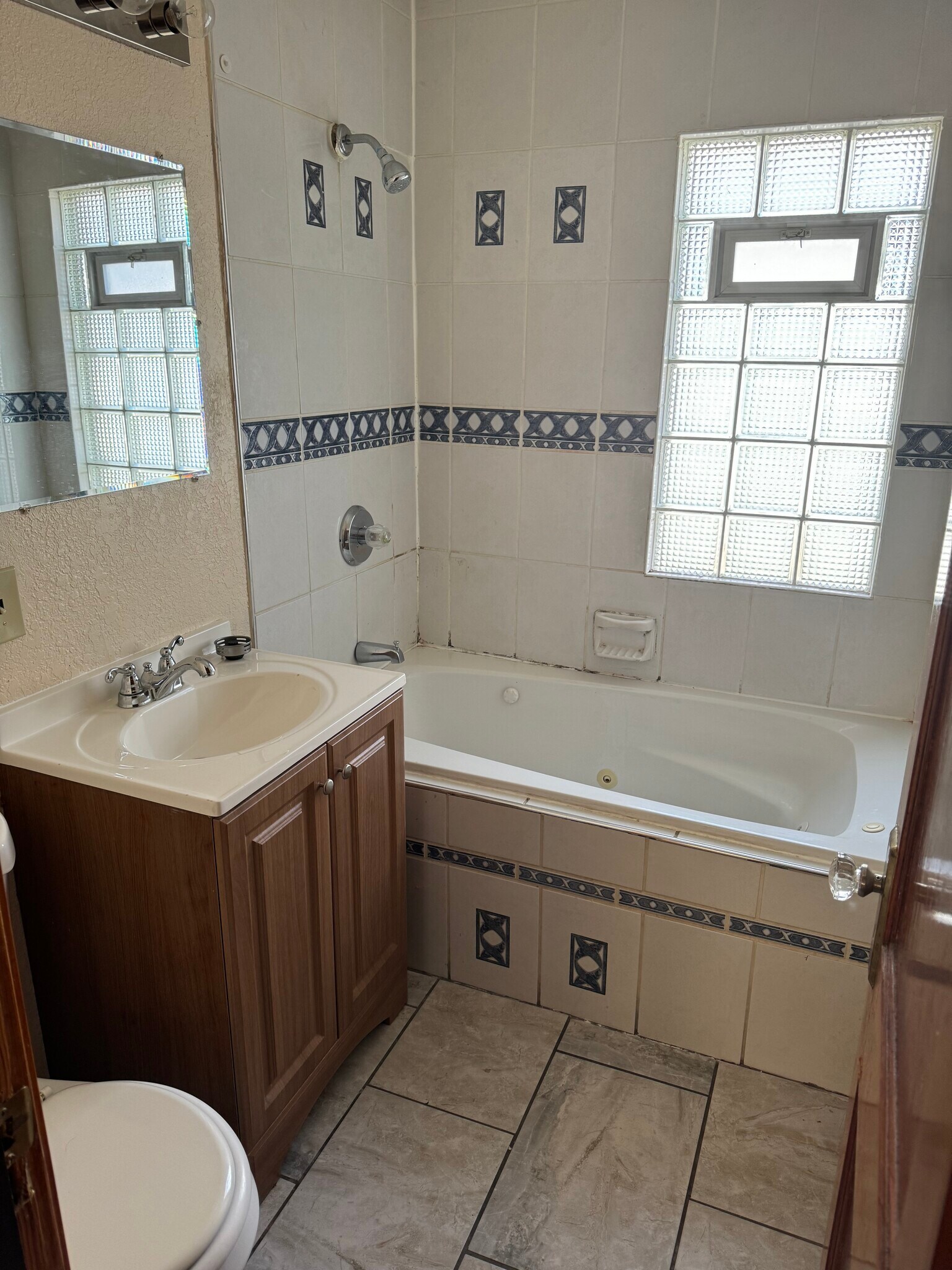Bathroom room (jacuzzi tub) - 5253 N 34th St