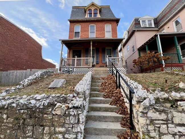 Building Photo - 342 N Newberry St