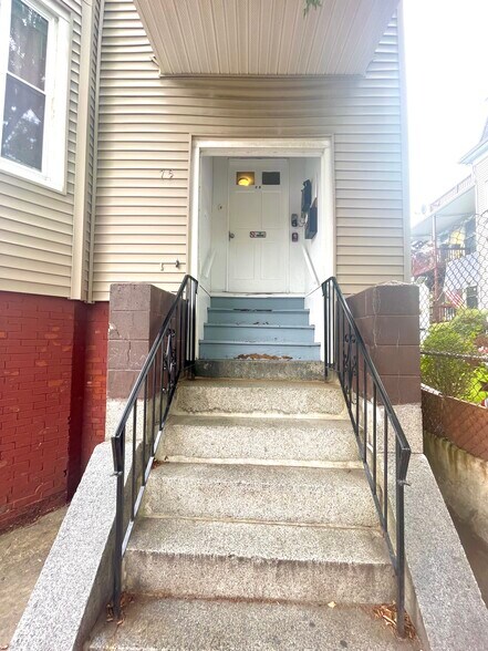 Primary Photo - 75 Putnam St