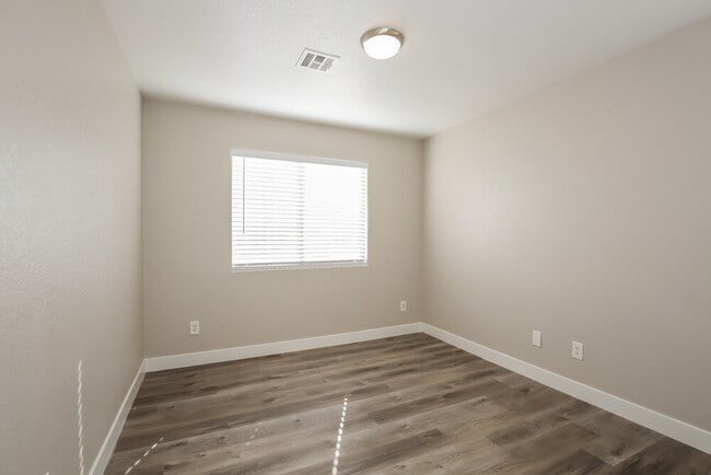 Building Photo - 524 W Claxton Ave