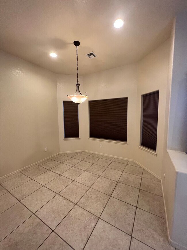 Building Photo - 4 BED POOL HOME!