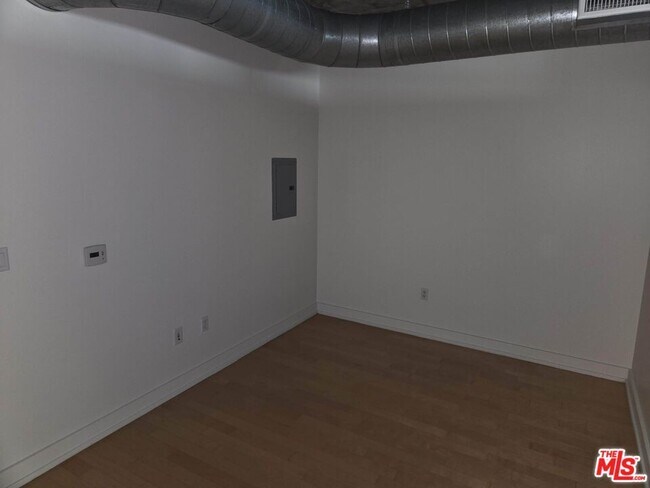 Building Photo - 645 W 9th St