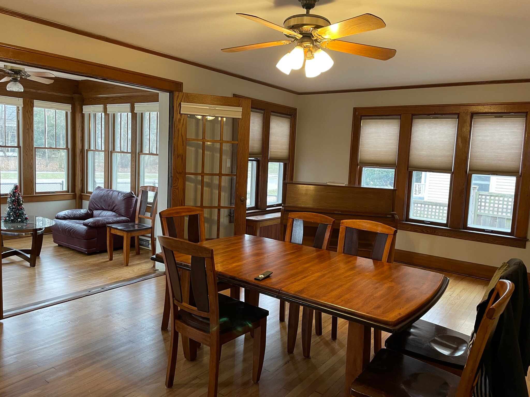 Living room - 1010 S Forest Ave