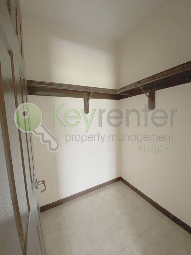 Building Photo - 2B/2.5B Townhome in gated community now av...