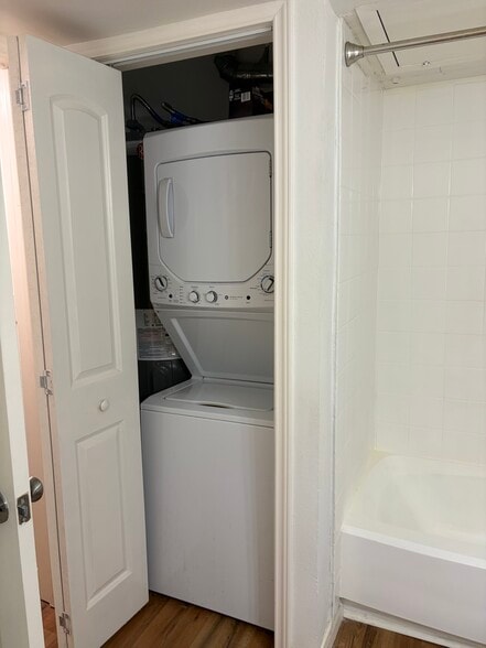 Washer / Dryer in unit - 3022 Forest Ln