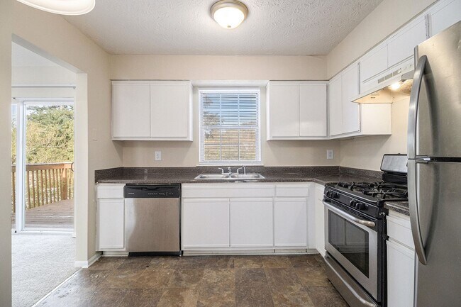 Building Photo - 4 Bedroom 2 Bath House