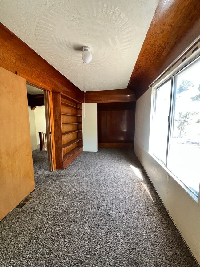 Building Photo - Great Property South of Town