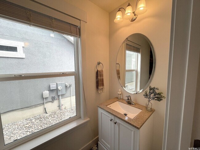 Building Photo - 616 W 4050 N