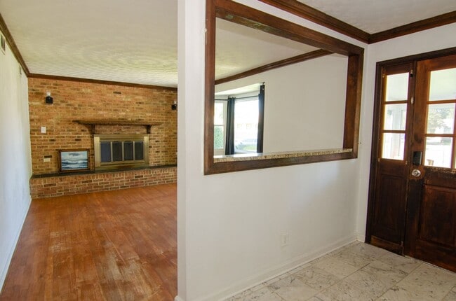 Building Photo - Precious Bungalow Home Rental in Norfolk!