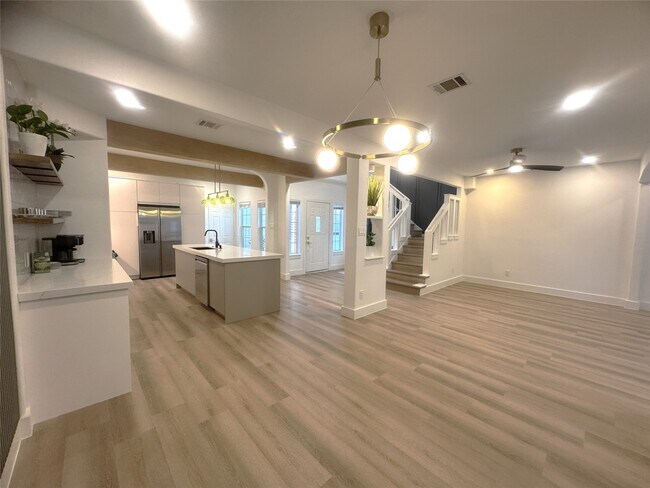 Building Photo - 516 S Post Oak Ln