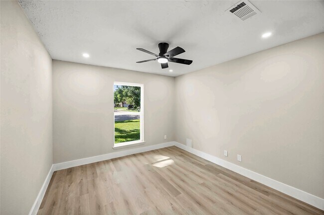 Building Photo - 10814 Village Trail Dr