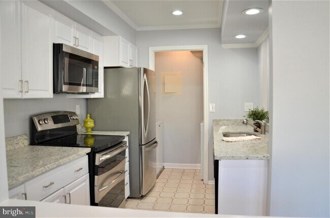 Building Photo - 3311 Lakeside View Dr