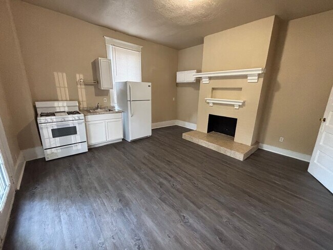 Building Photo - 1Bd/1Bth Historic Apartment off Broadway –...